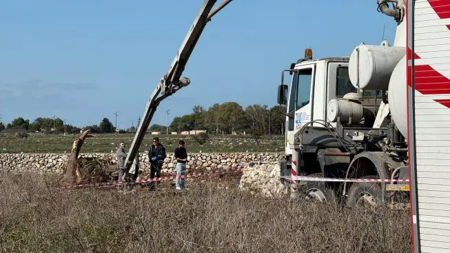 Lecce, pompa di cemento tocca fili elettrici: operaio 67enne muore folgorato\n