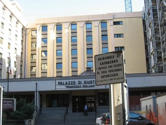 Latitanza di Luca Occhiuzzi: nove imputati davanti al gup, fissata l’udienza preliminare | NOMI