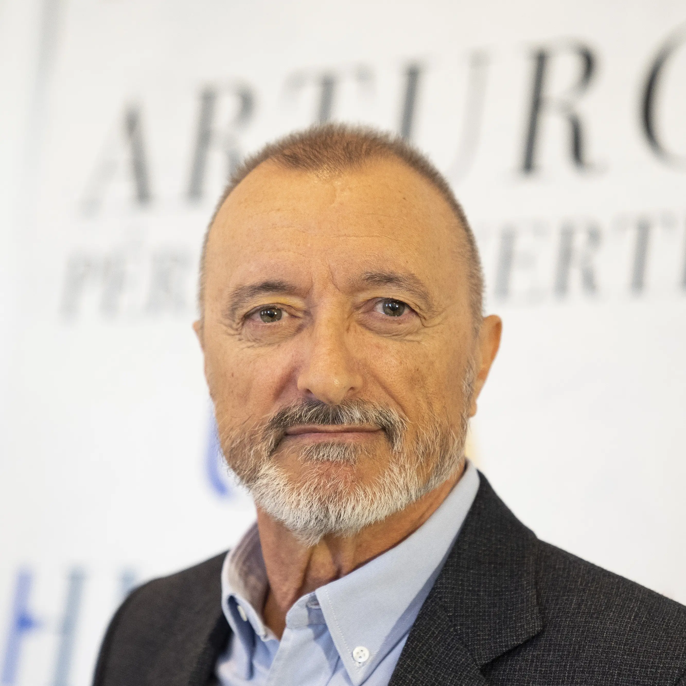 Lo scrittore spagnolo Pérez-Reverte sceglie una casa editrice di Vibo per il suo ultimo bestseller