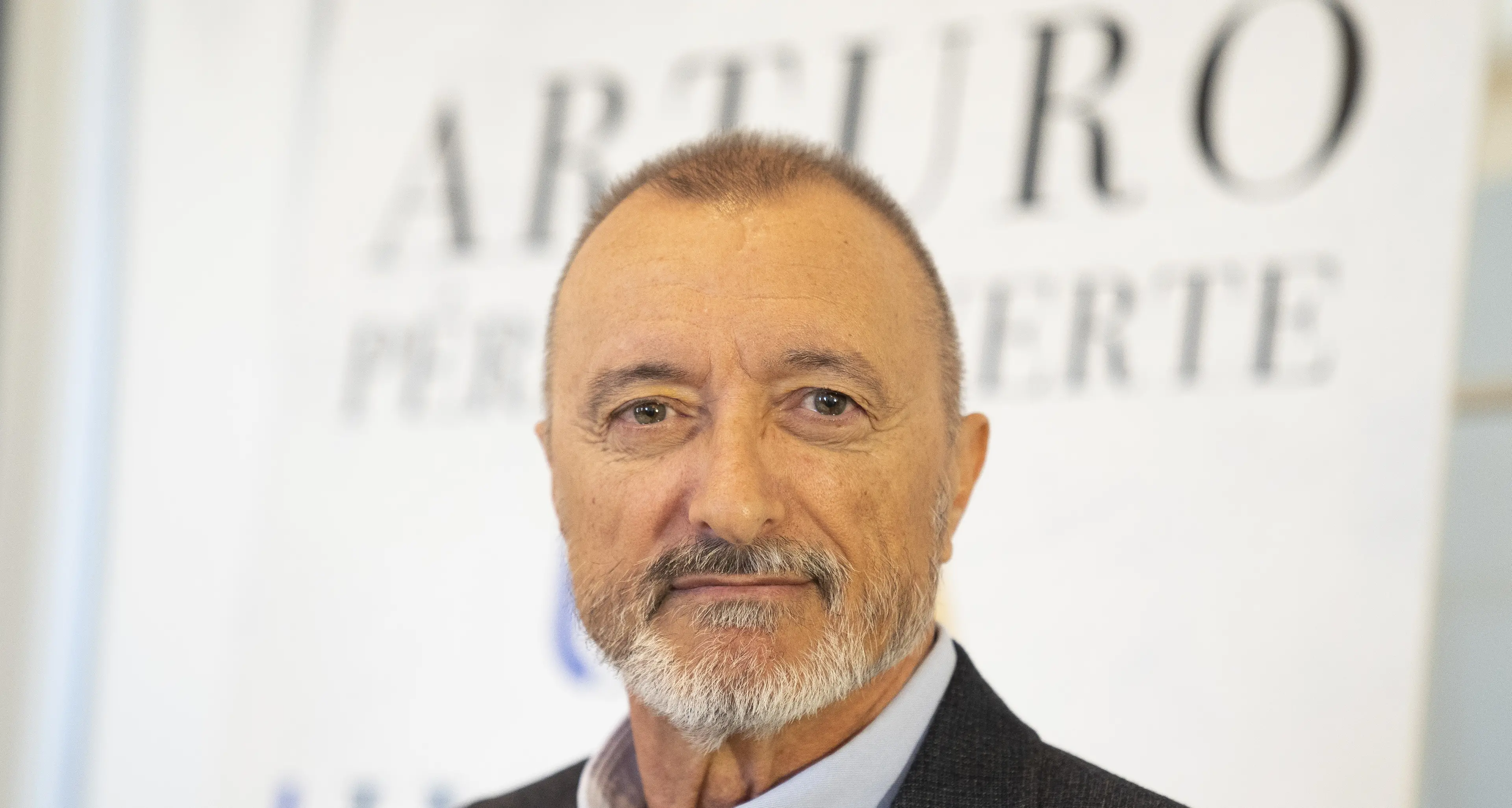 Lo scrittore spagnolo Pérez-Reverte sceglie una casa editrice di Vibo per il suo ultimo bestseller