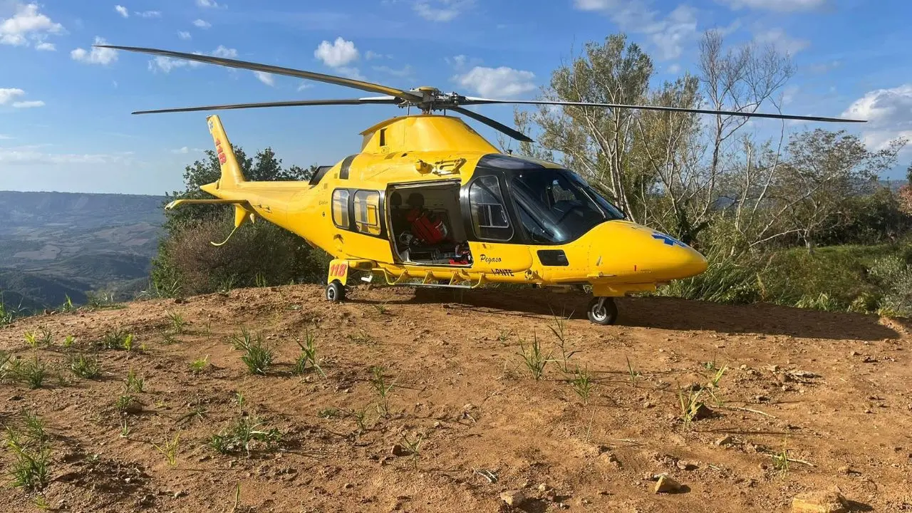 Monterosso Calabro, operaio cade in un crepaccio: interviene l’elisoccorso