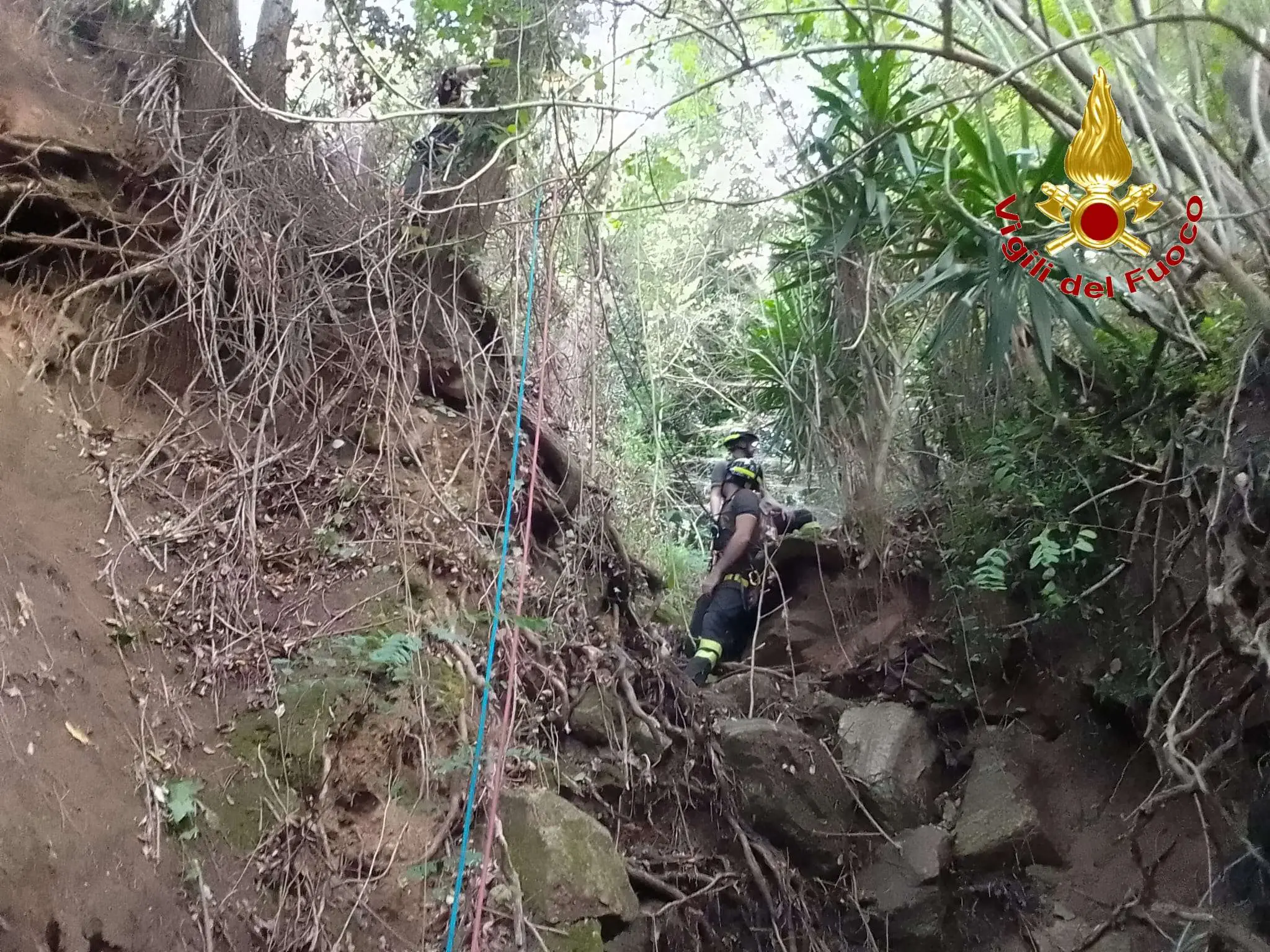 Monterosso, 30enne precipita in un burrone: soccorsi difficili, 2\u00A0ore per tirarlo fuori e portarlo in ospedale in elicottero\n