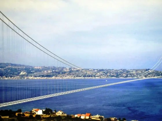 Ponte sullo Stretto, la Corte dei conti dice no al progetto. L’ira di Meloni contro i giudici, Salvini: «Andiamo avanti»