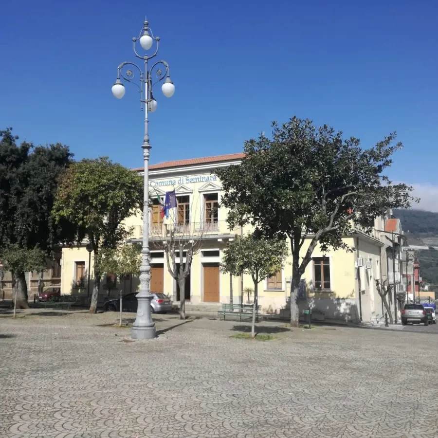 Seminara, rinvenuta una bombola di gas davanti la porta del Municipio\n