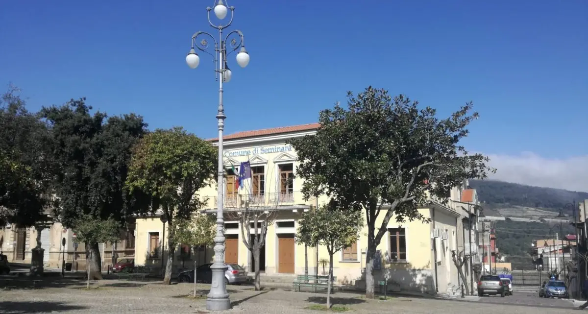 Seminara, rinvenuta una bombola di gas davanti la porta del Municipio\n