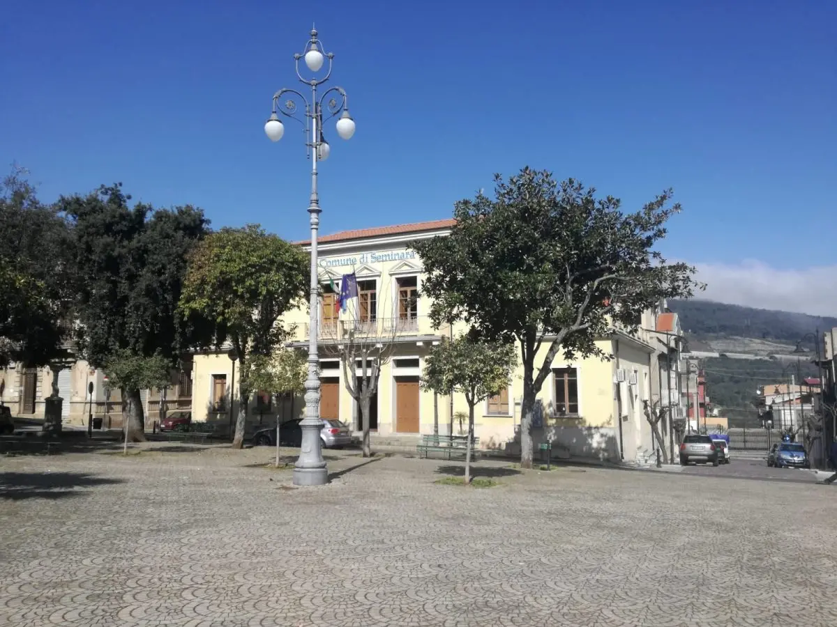 Seminara, rinvenuta una bombola di gas davanti la porta del Municipio\n