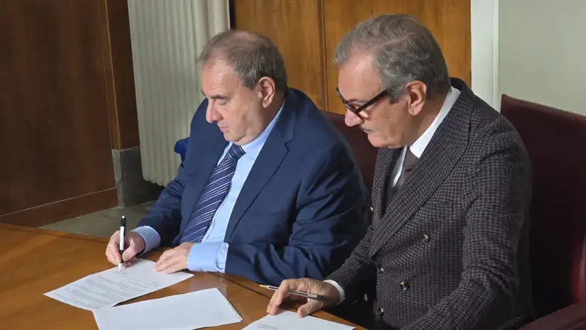 <p>La firma del protocollo in Comune</p>\\n