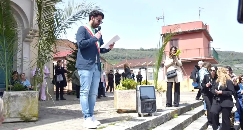 Intimidazione a Seminara, bombola di gas davanti alla porta del Municipio. Il sindaco: «Continuiamo sul cammino della legalità»