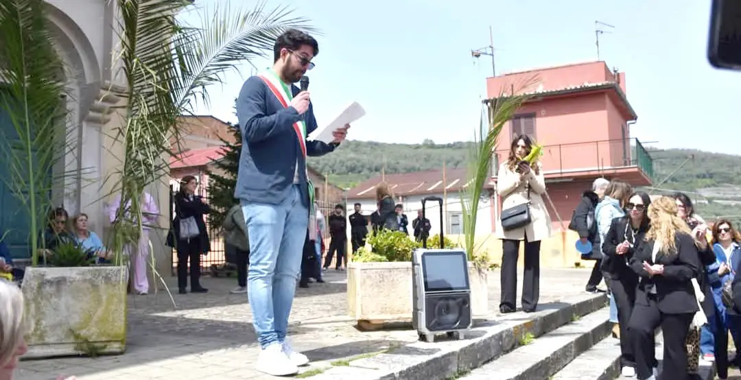 Intimidazione a Seminara, bombola di gas davanti alla porta del Municipio. Il sindaco: «Continuiamo sul cammino della legalità»