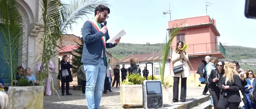 Intimidazione a Seminara, bombola di gas davanti alla porta del Municipio. Il sindaco: «Continuiamo sul cammino della legalità»