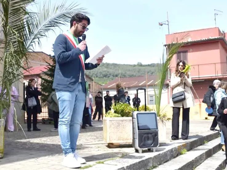 Intimidazione a Seminara, bombola di gas davanti alla porta del Municipio. Il sindaco: «Continuiamo sul cammino della legalità»