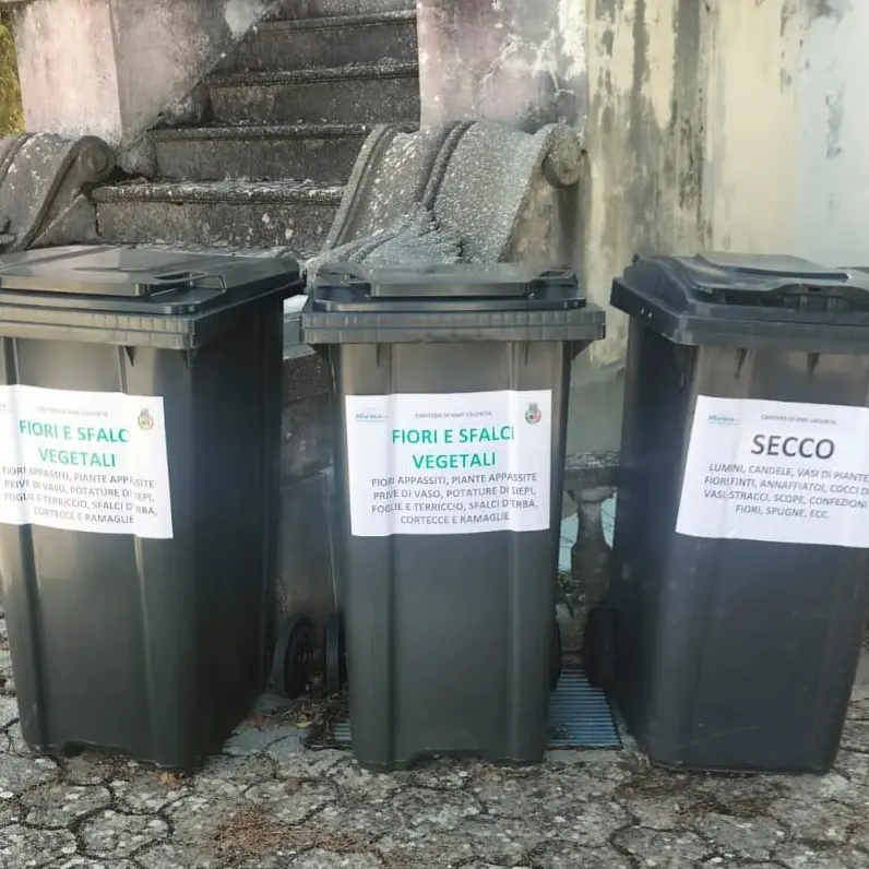 Raccolta differenziata anche al Cimitero di Vibo: posizionati nuovi bidoni per secco e sfalci vegetali\n
