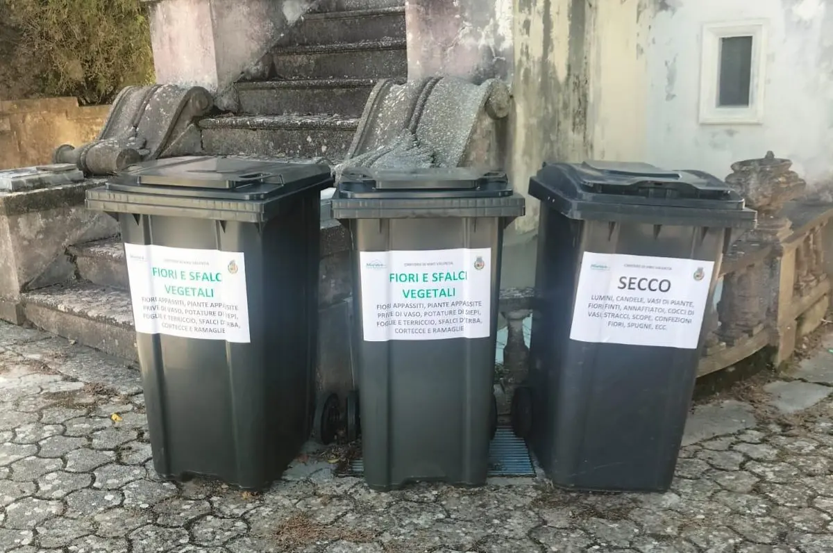 Raccolta differenziata anche al Cimitero di Vibo: posizionati nuovi bidoni per secco e sfalci vegetali\n