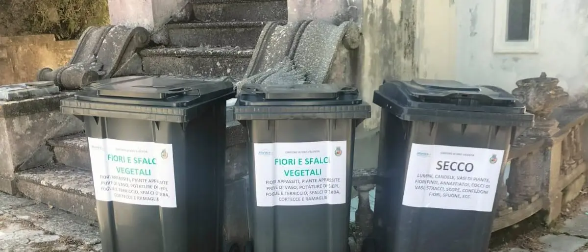 Raccolta differenziata anche al Cimitero di Vibo: posizionati nuovi bidoni per secco e sfalci vegetali\n