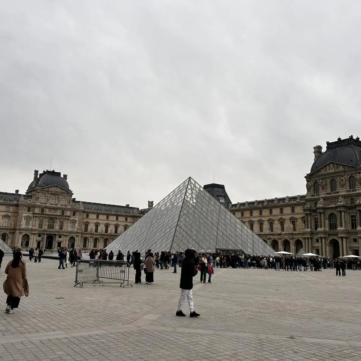Furto al Louvre, altri 5 arresti ma dei gioielli per 88 milioni di euro ancora nessuna traccia