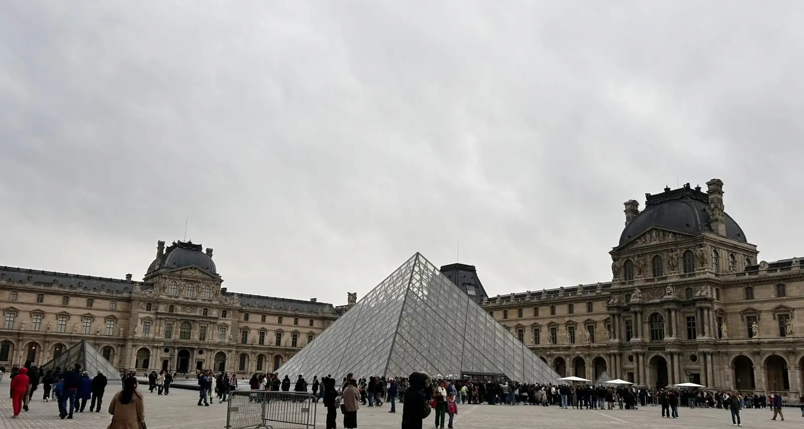 Furto al Louvre, altri 5 arresti ma dei gioielli per 88 milioni di euro ancora nessuna traccia