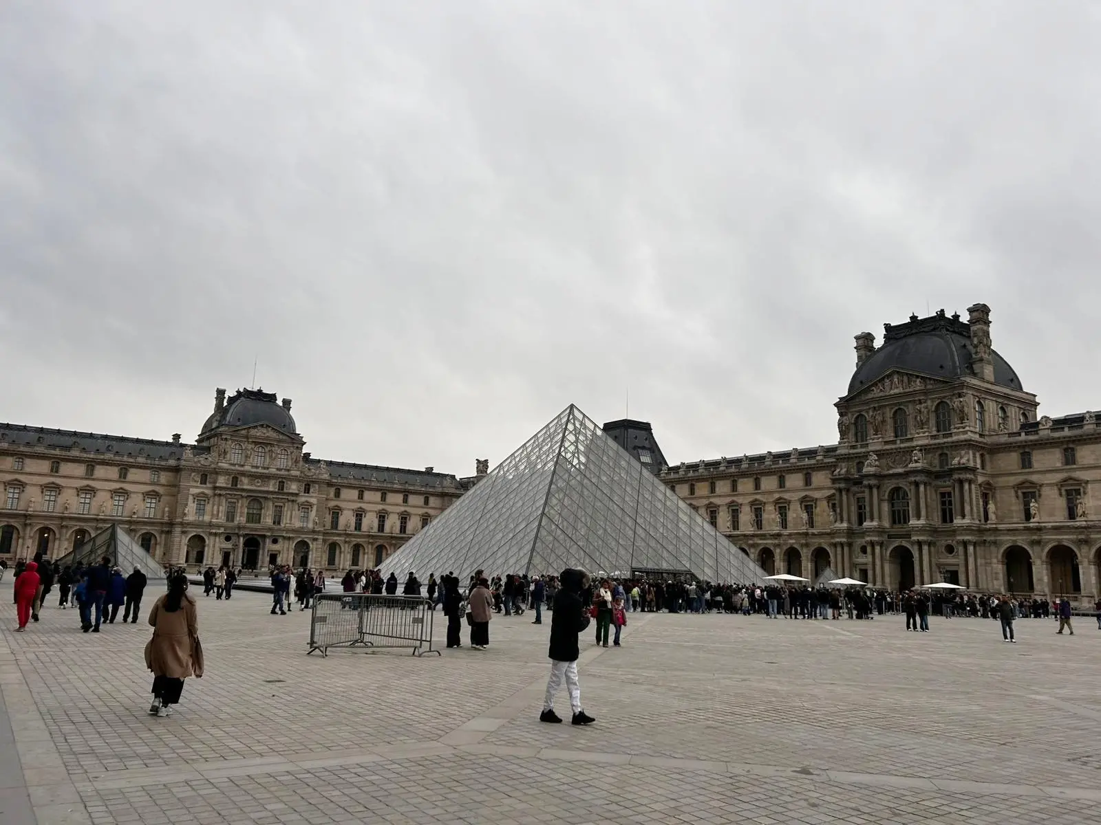 Furto al Louvre, altri 5 arresti ma dei gioielli per 88 milioni di euro ancora nessuna traccia