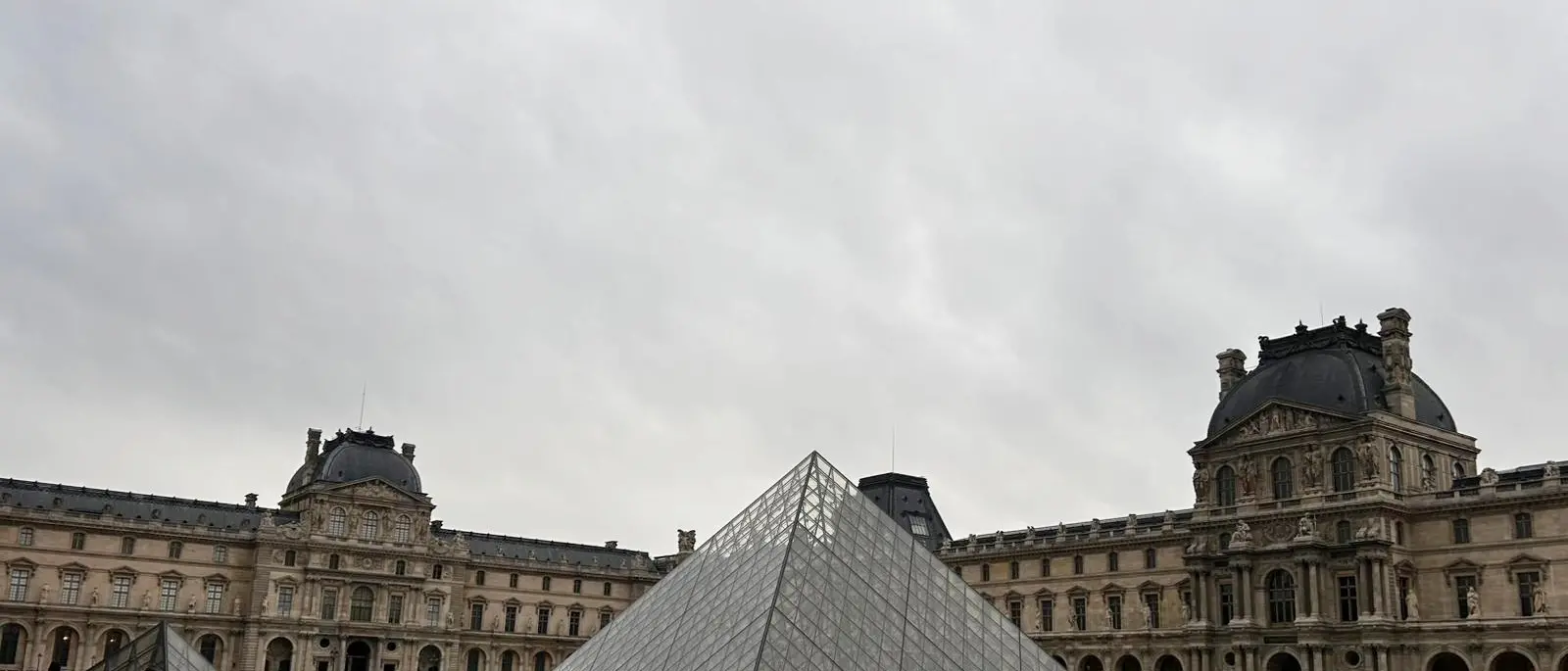 Furto al Louvre, altri 5 arresti ma dei gioielli per 88 milioni di euro ancora nessuna traccia