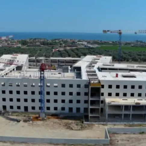 Ancora un principio d’incendio nel cantiere del nuovo ospedale della Sibaritide: indagini in corso