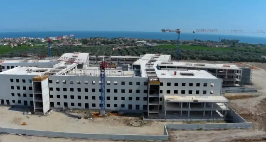 Ancora un principio d’incendio nel cantiere del nuovo ospedale della Sibaritide: indagini in corso