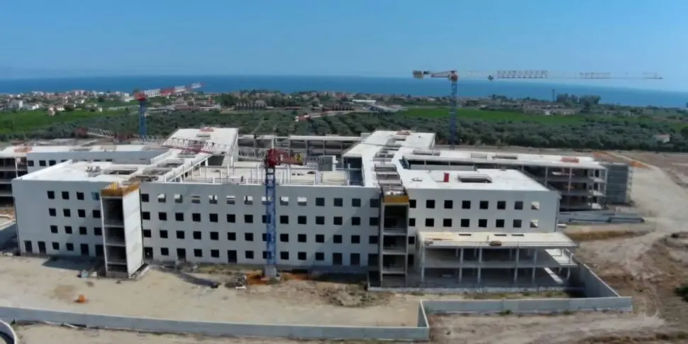 Ancora un principio d’incendio nel cantiere del nuovo ospedale della Sibaritide: indagini in corso