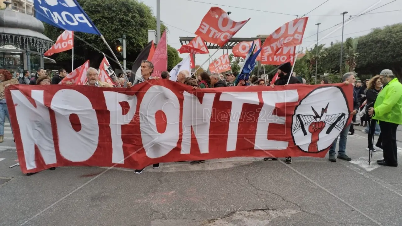 <p>Una delle manifestazioni No Ponte a Messina</p>\\n