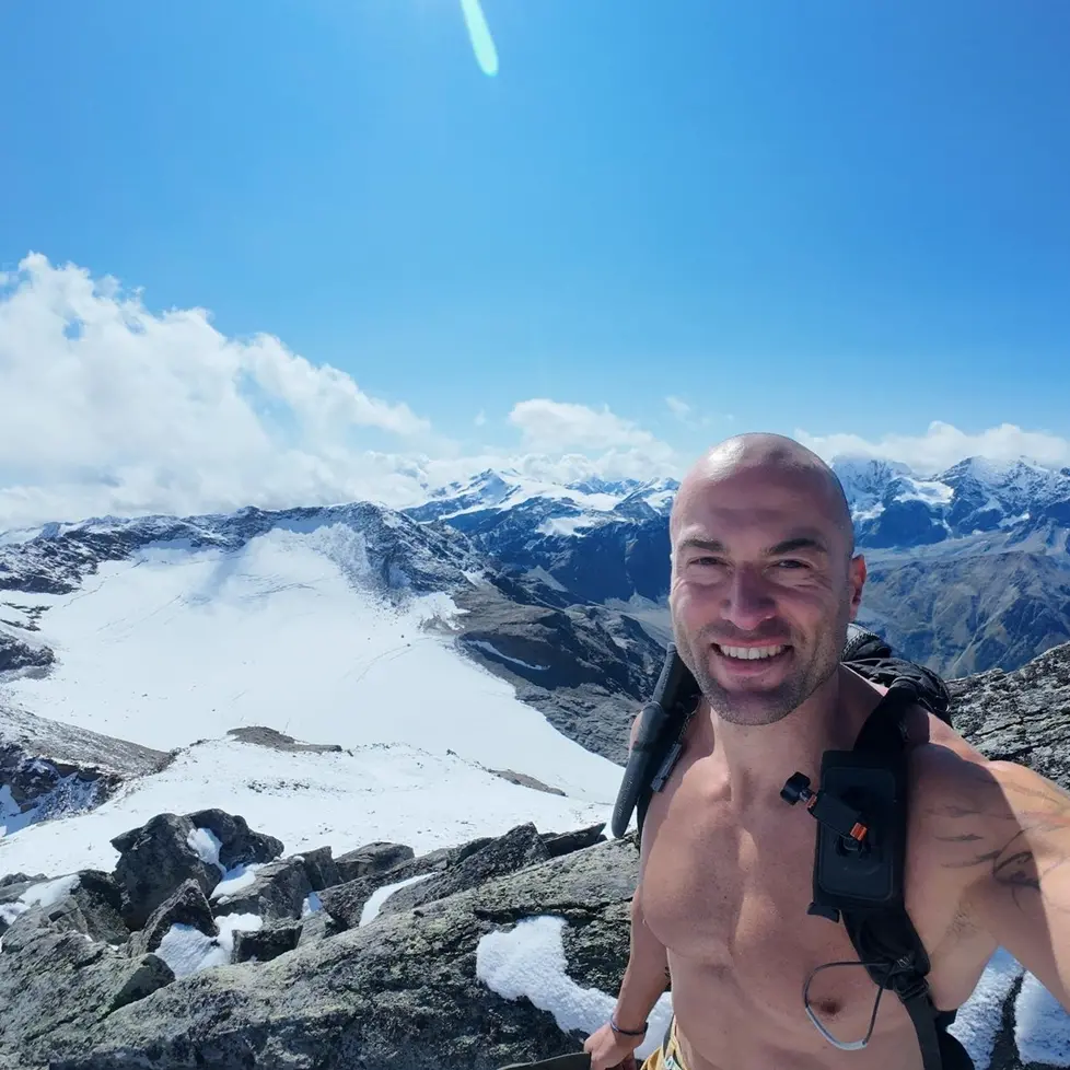 Scalzo nel gelo e nella lava dell’Etna: la sfida mai tentata del reggino Claudio\nLombardo\n