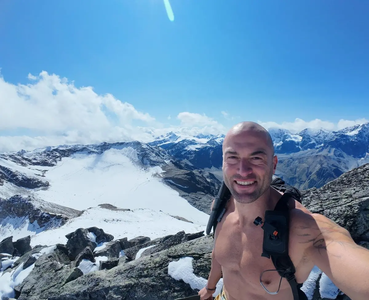 Scalzo nel gelo e nella lava dell’Etna: la sfida mai tentata del reggino Claudio\nLombardo\n