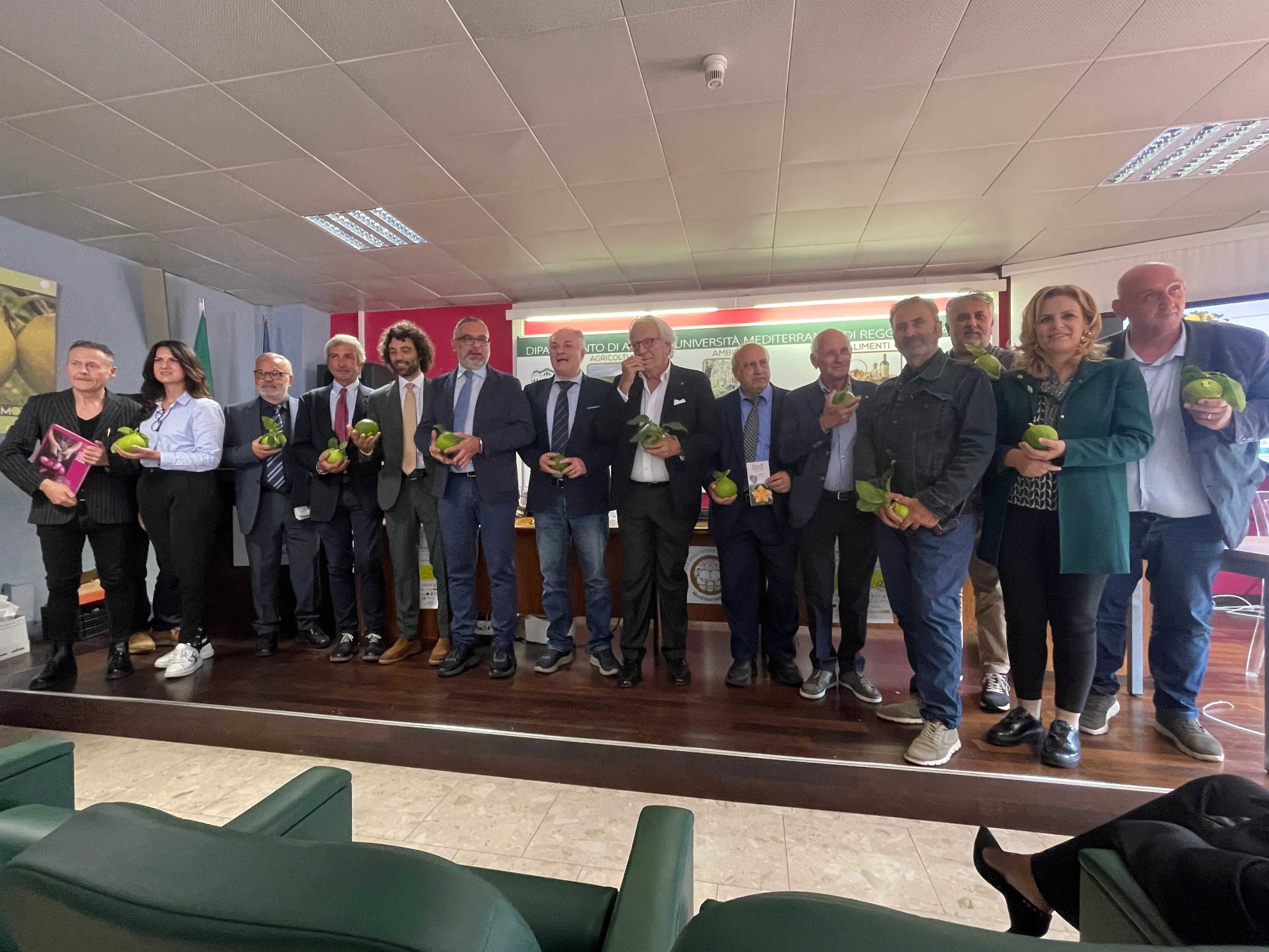 Bergamotto di Reggio Calabria, l’IGP si avvicina: tra sostenibilità, giovani e identità la filiera guarda all’Europa