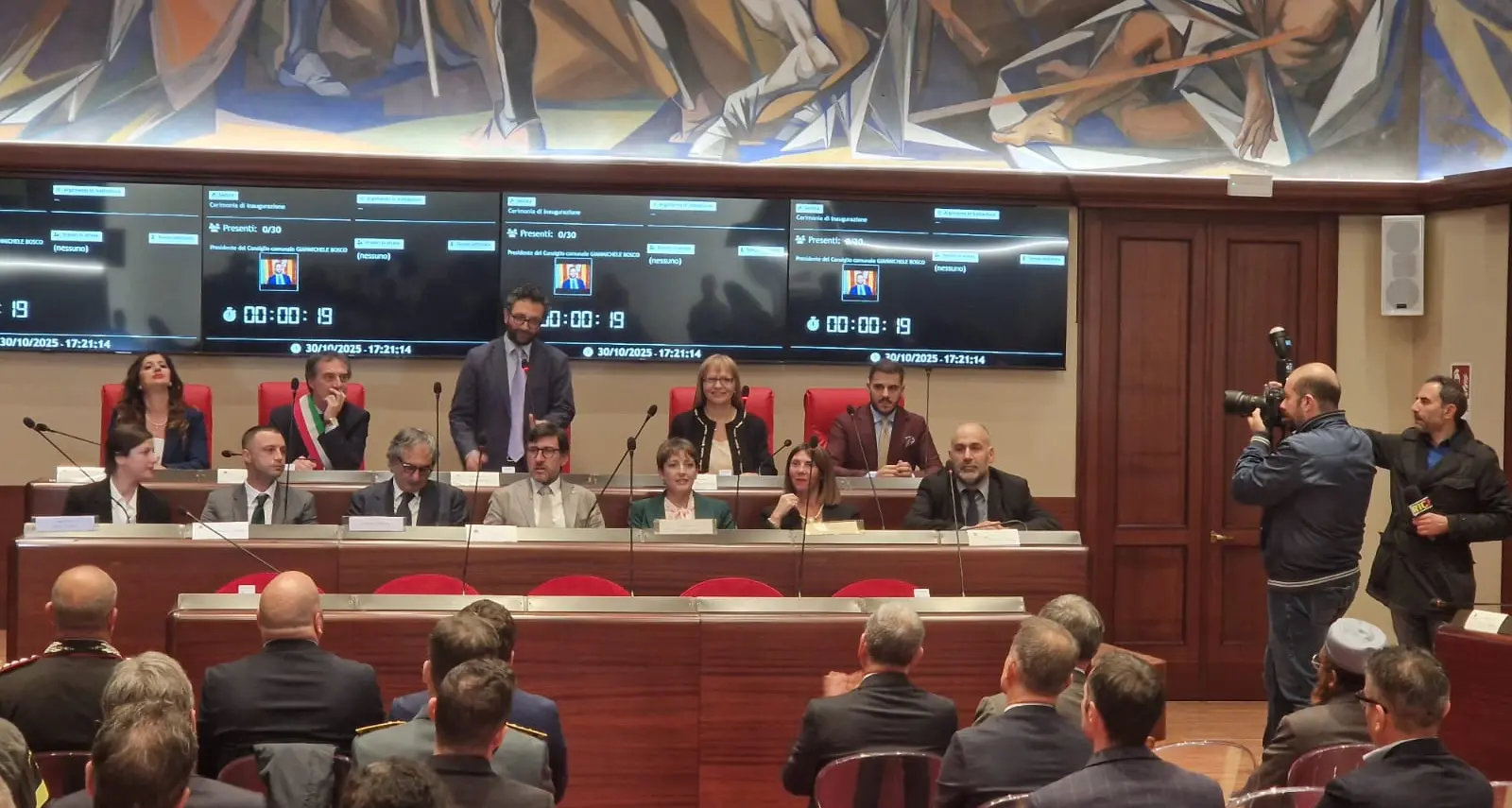 Catanzaro, dopo otto anni riapre l’Aula rossa di Palazzo De Nobili. Fiorita: «È qui che la democrazia diventa voce»\n