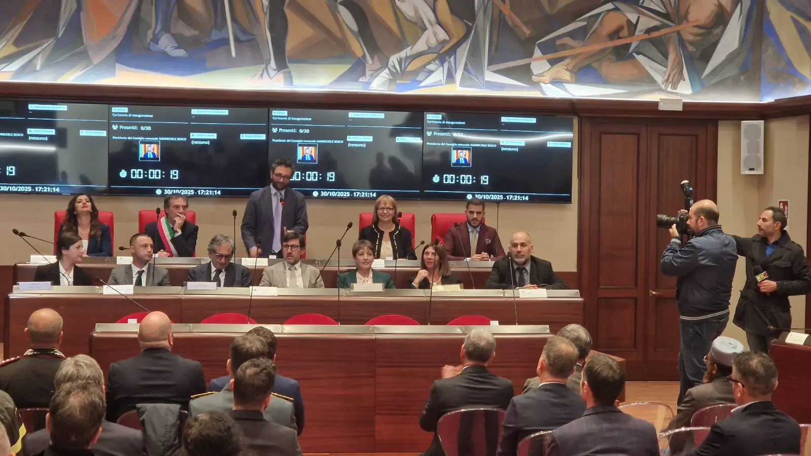 Catanzaro, dopo otto anni riapre l’Aula rossa di Palazzo De Nobili. Fiorita: «È qui che la democrazia diventa voce»\n