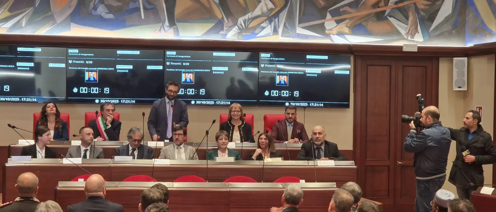 Catanzaro, dopo otto anni riapre l’Aula rossa di Palazzo De Nobili. Fiorita: «È qui che la democrazia diventa voce»\n