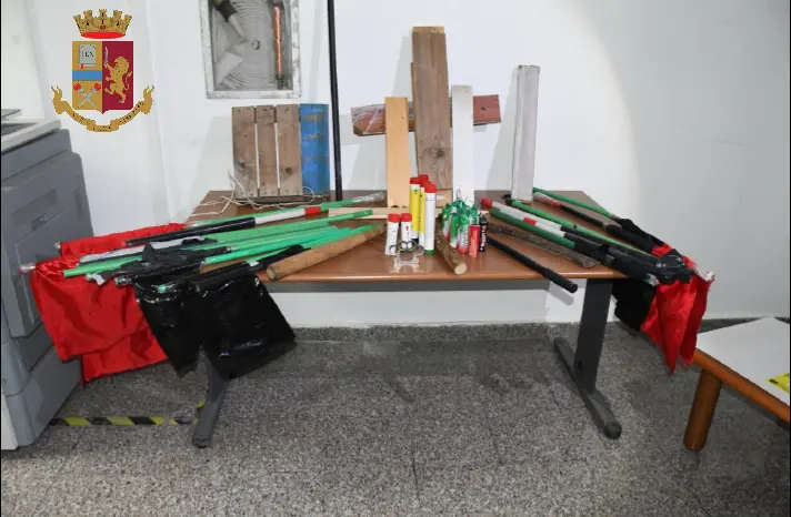 Sequestrati fumogeni,\u00A0bombe carta e tirapugni durante la partita Reggina-Nocerina\n