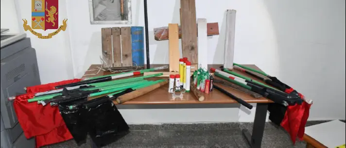 Sequestrati fumogeni,\u00A0bombe carta e tirapugni durante la partita Reggina-Nocerina\n