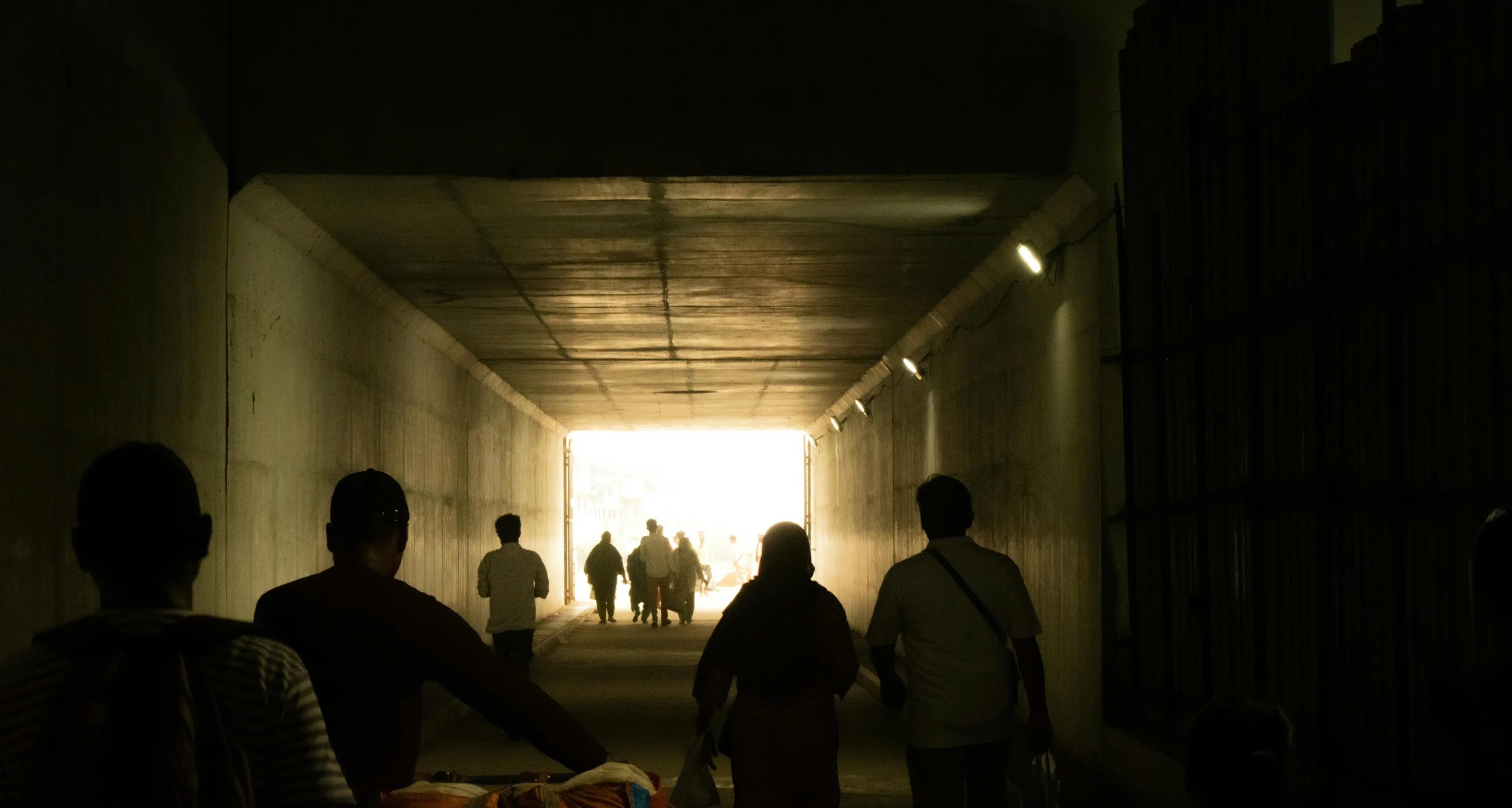 Gruppo di 45 migranti trasferito dall’Aquila in Calabria dopo aver passato due settimane per strada\n