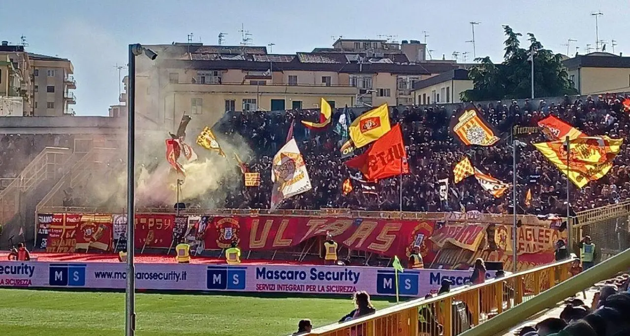 Catanzaro, aggredisce e minaccia un giocatore giallorosso: scatta il Daspo di 5 anni\u00A0\n