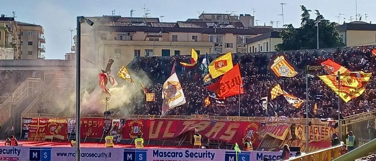 Catanzaro, aggredisce e minaccia un giocatore giallorosso: scatta il Daspo di 5 anni\u00A0\n