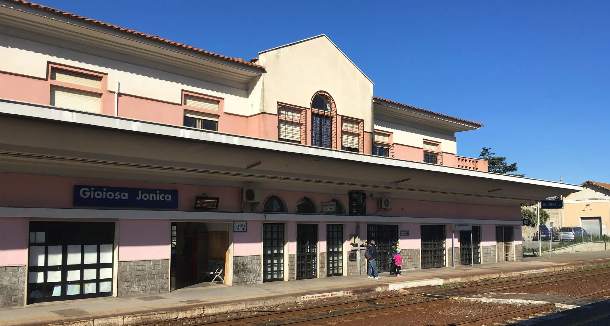 Gioiosa Jonica, non paga il biglietto e aggredisce il capotreno: convoglio fermo e disagi per i pendolari\n