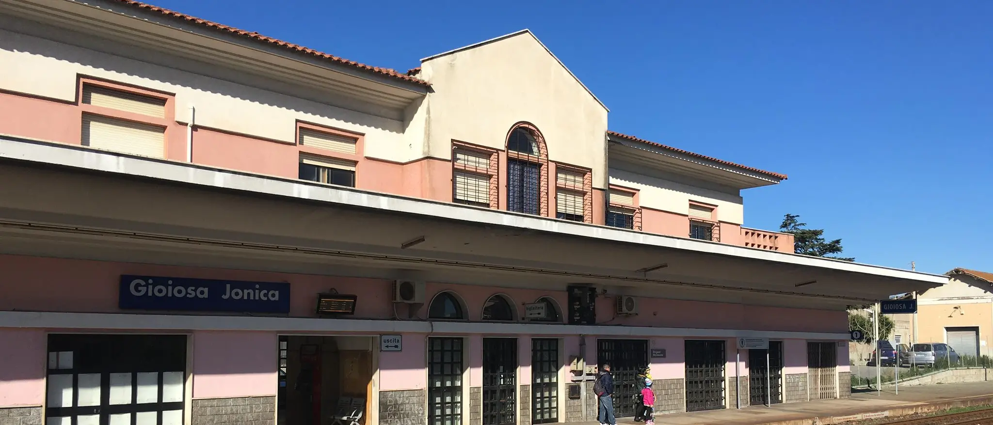 Gioiosa Jonica, non paga il biglietto e aggredisce il capotreno: convoglio fermo e disagi per i pendolari\n