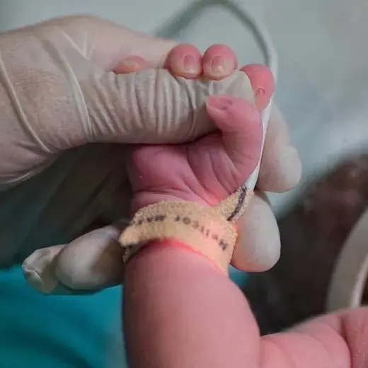 Cesena, partorisce e abbandona neonata vicino ai cassonetti: bimba salva grazie a un passante\n