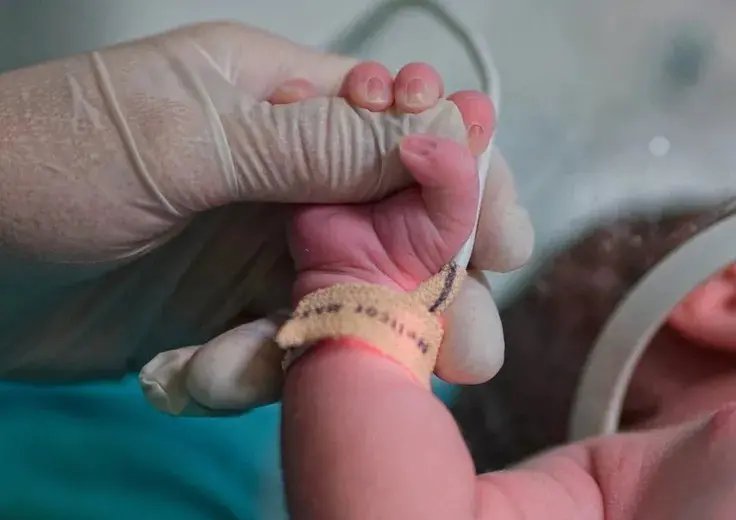 Cesena, partorisce e abbandona neonata vicino ai cassonetti: bimba salva grazie a un passante\n