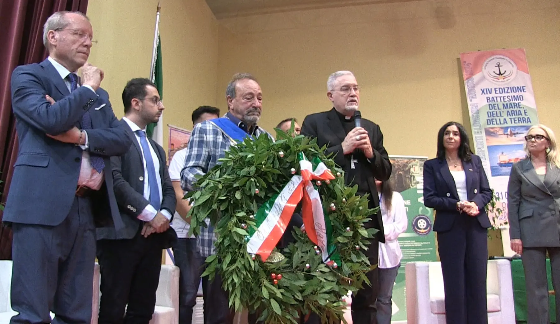 Il Nautico di Pizzo accoglie le matricole con il Battesimo del mare: tradizione che esalta ogni anno un’eccellenza formativa calabrese\n