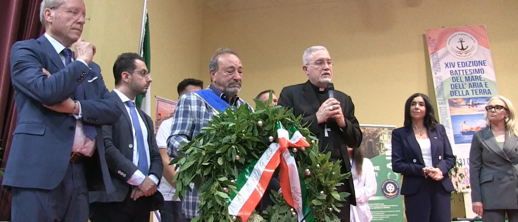 Il Nautico di Pizzo accoglie le matricole con il Battesimo del mare: tradizione che esalta ogni anno un’eccellenza formativa calabrese\n