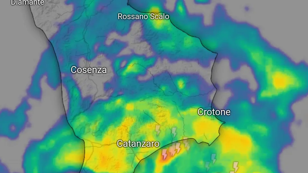 Maltempo, breve pausa prima dei nuovi nubifragi sulla Calabria jonica: straripa un torrente nel Catanzarese\n