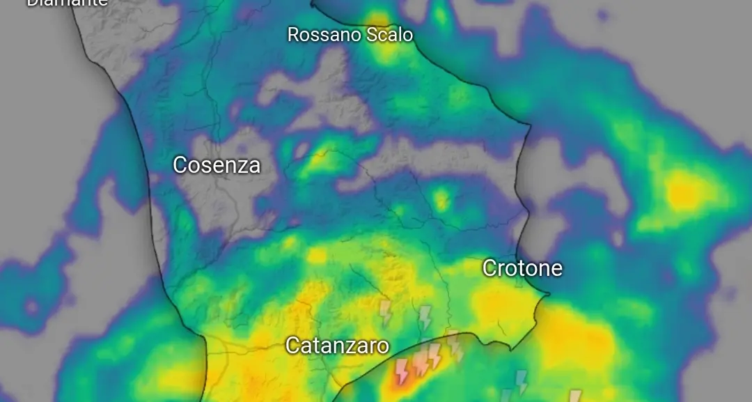 Maltempo, breve pausa prima dei nuovi nubifragi sulla Calabria jonica: straripa un torrente nel Catanzarese\n