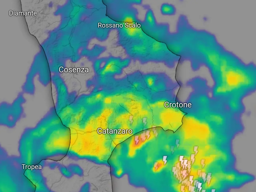 Maltempo, breve pausa prima dei nuovi nubifragi sulla Calabria jonica: straripa un torrente nel Catanzarese