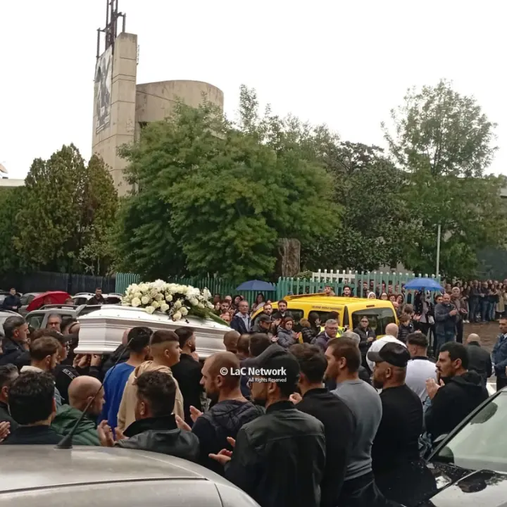 “Ciao Nico”: a Gioia Tauro l’ultimo saluto al bambino di otto anni travolto da un muro mentre giocava con i fratellini\n