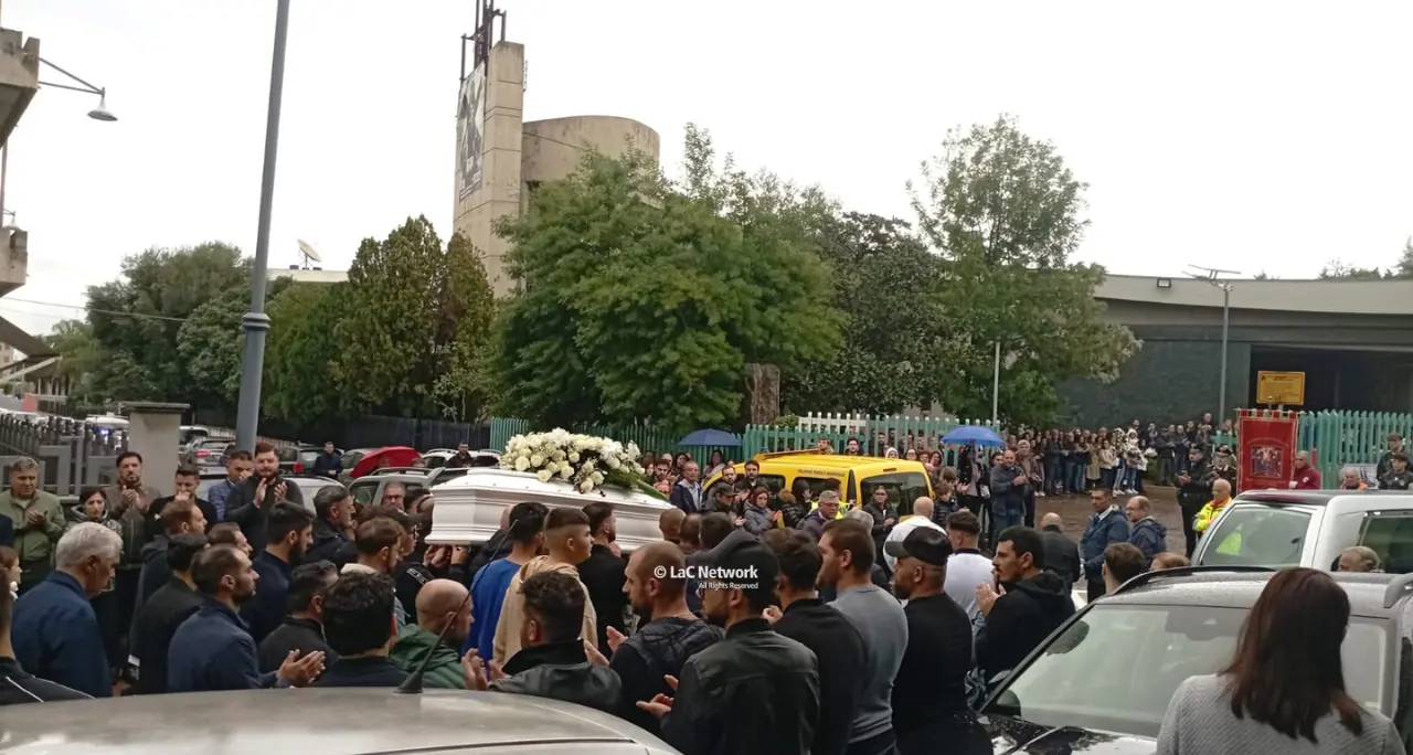 “Ciao Nico”: a Gioia Tauro l’ultimo saluto al bambino di otto anni travolto da un muro mentre giocava con i fratellini\n