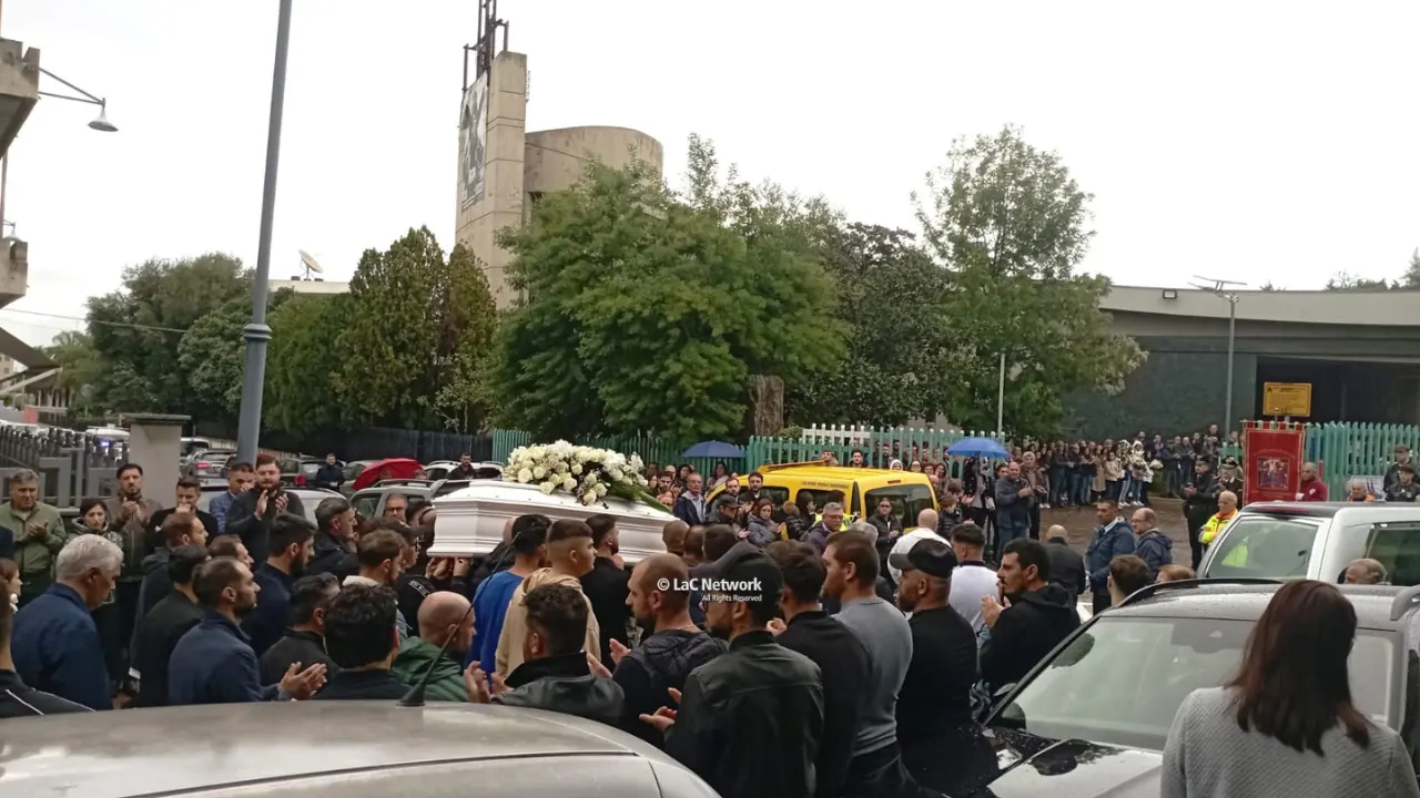 “Ciao Nico”: a Gioia Tauro l’ultimo saluto al bambino di otto anni travolto da un muro mentre giocava con i fratellini\n