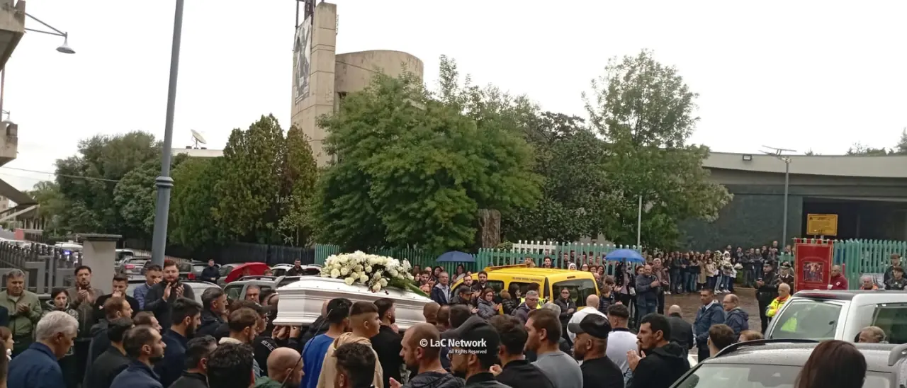 “Ciao Nico”: a Gioia Tauro l’ultimo saluto al bambino di otto anni travolto da un muro mentre giocava con i fratellini\n